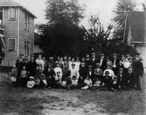 Immigrants are pictured outside the HIAS home at 512 18th Street. Photo courtesy University of Washington Special Collections, UW1152